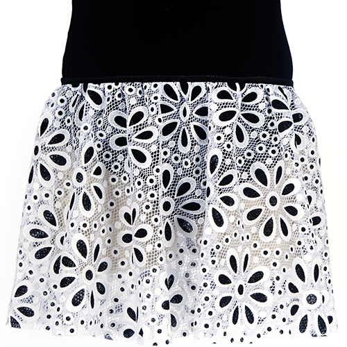 4311BW Girls Black/White Daisy Pull On Skirt - Click Image to Close